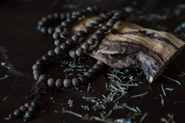 Buddhistische Heilige Mala Meditationsperlen Auf Holztisch Mit Einem Stück Palo — Stockfoto