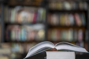 Kütüphane odasında kitap yığını ve iş ve eğitim arka plan için bulanık kitaplık. Okul ve üniversite öğrenme konsepti 