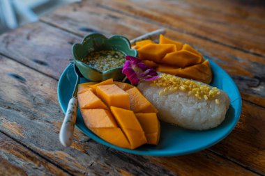 Ahşap masa üzerinde tatlı yapışkan pirinç closeup ile taze olgun kesilmiş mango Klasik Tay tatlı tabağı