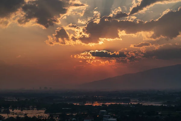 Mooie Bewolkte Oranje Rode Zonsondergang Met Uitzicht Glooiende Helling Verwaterd — Stockfoto