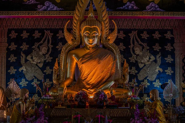 Golden Buddha Staty Thailändska Buddhistiska Tempel Chiang Mai Thailand — Stockfoto