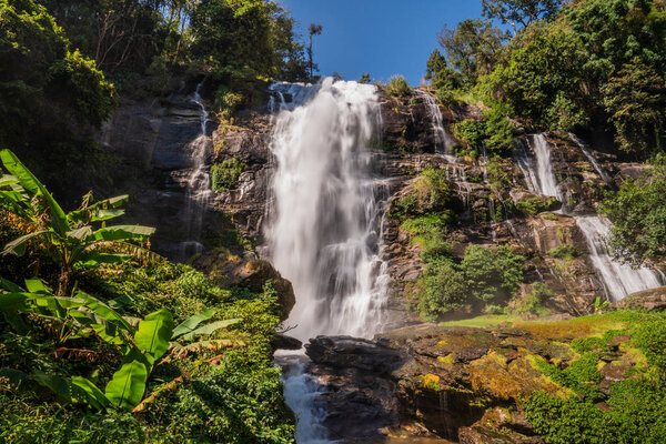 Водопад Вачиратан, ландшафт национального парка Дои Интанон с радугой
