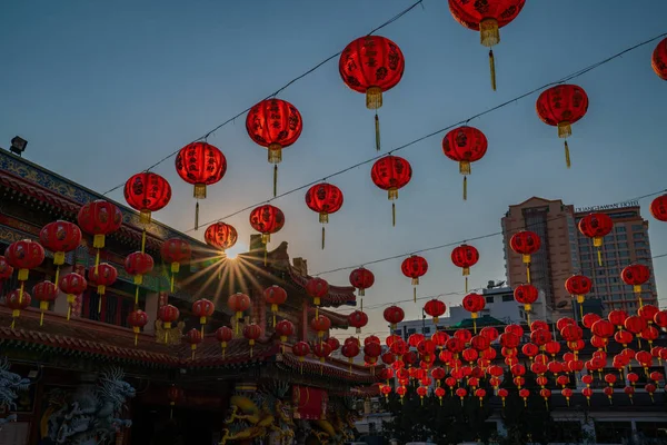 Солнце Прячется Крышей Китайского Храма Чиангмай Ярко Украшены Красными Бумажными — стоковое фото