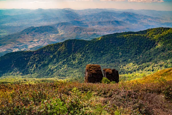 Paysage Pittoresque Deux Pierres Rocheuses Sur Versant Montagneux Recouvert Herbes — Photo