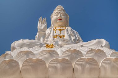 Hyua pla kang tapınağında Budist bodhisattva Guanyin veya Guan Yin dev beyaz heykeli, Chiang Rai, Tayland