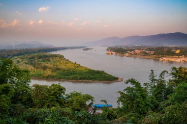  Laos, Myanmar ve Tayland ayıran Altın Üçgen ada ve nehir panoramik görünümü