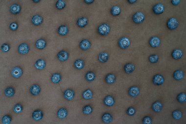 Gri çimento arka planda yaban mersini. Olgun ve sulu taze yaban mersini doku