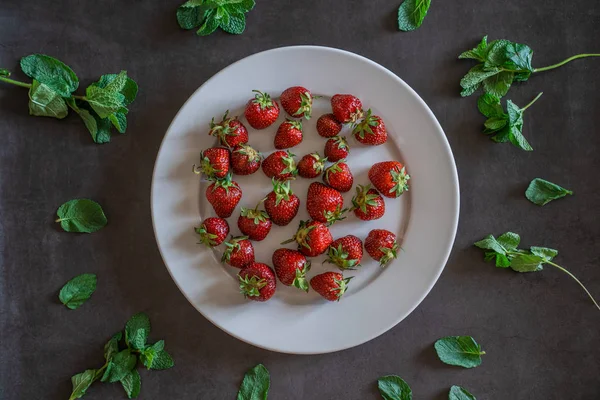 Fraises Mûres Rouges Feuilles Menthe Sur Plaque Blanche Images De Stock Libres De Droits