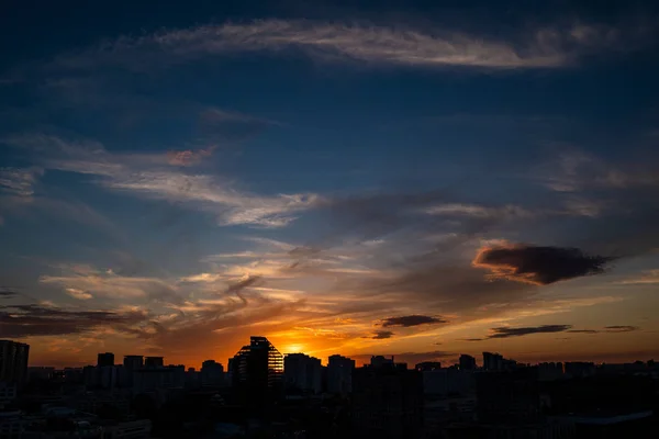 戏剧性的日落天空 美丽的风景 图库照片