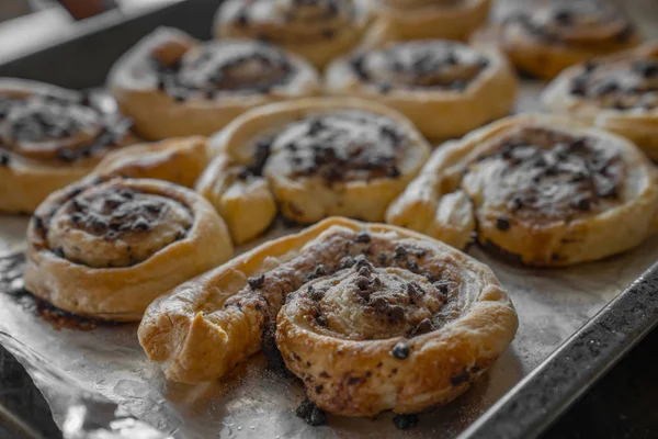 Verse Zelfgemaakte Kaneel Broodjes Dienblad Stockfoto