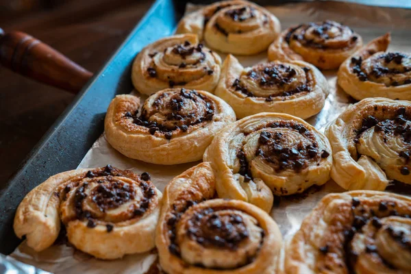 Verse Zelfgemaakte Kaneel Broodjes Dienblad Stockfoto