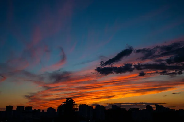 戏剧性的日落天空 美丽的风景 免版税图库照片