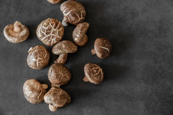 Stapel Verse Rauwe Champignons Donkere Tafel Rechtenvrije Stockfoto's