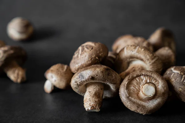 Stapel Verse Rauwe Champignons Donkere Tafel Stockafbeelding