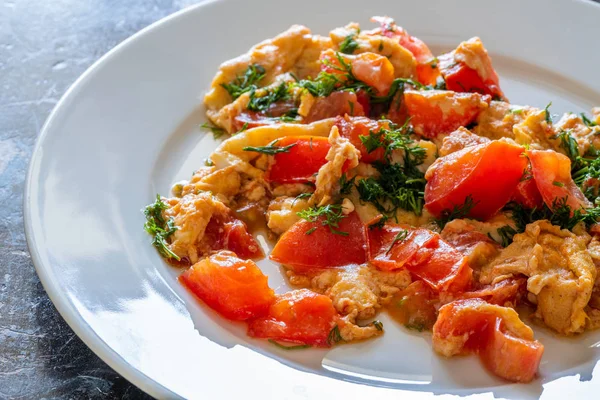 煎蛋和西红柿 美味的早餐 图库图片