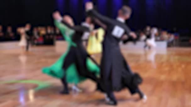2018年10月 宴会厅舞蹈 匿名注意力不集中的人的慢动作舞蹈标准舞蹈 — 图库视频影像