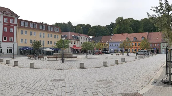 MUSKAU MALA, ALEMANIA - SEPTIEMBRE 2018: La plaza principal del mercado en el centro de la ciudad de Bad Muskau, Alemania . — Foto de Stock