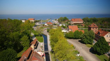 Frombork, Polonya - Mayıs 2018: Frombork, Polonya'nın kuzeyinde, Vistula Lagünü'nde yer alan bir şehirdir. 16. yüzyılın başlarında polonyalı astronom Nicolaus Copernicus'un uzun yıllar burada yaşamış ve çalışmış olduğu yerdi..