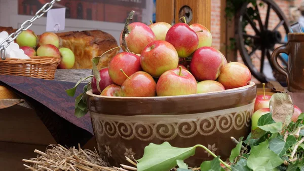 ボウルに新鮮なリンゴ — ストック写真
