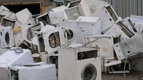 Polonya - Eylül 2018: Eski, kullanılmış çamaşır makinelerinin hurda metali. Geri dönüşüm noktası