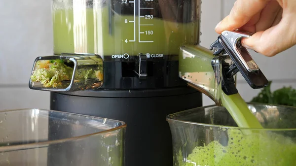 Elma ve nane taze meyve suyu ayıklama süreci