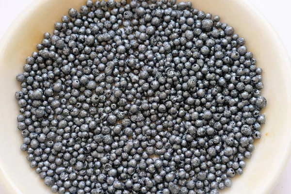 Beyaz kaptaki iyot kristalleri (granüller). Radyoaktif olmayan inorganik iyot.