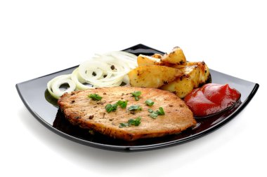 Fırında patates, soğan ve ketçap beyaz zemin üzerine kızarmış biftek