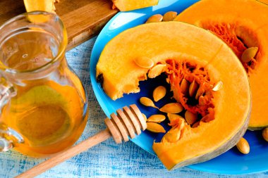 Balkabağı beyaz-mavi zemin üzerine mavi bir plaka üzerinde bir adet