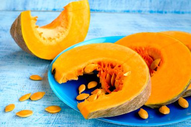 Üç parça beyaz-mavi zemin üzerine mavi tabakta bal kabağı