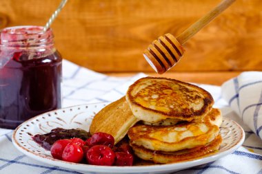 Kahvaltı börek ile reçel ve bal sopa ahşap arka plan üzerinde berry
