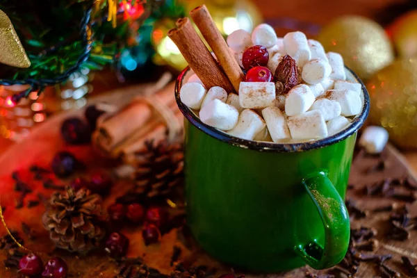 Weihnachtstasse Mit Marshmallows Und Zimtstangen Auf Weihnachtlichem Deko Hintergrund — Stockfoto