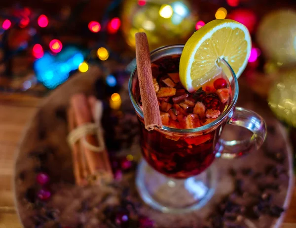Weihnachten Teetasse Mit Trockenfrüchten Und Zimtstangen Auf Einer Weihnachtsdekoration Hintergrund — Stockfoto