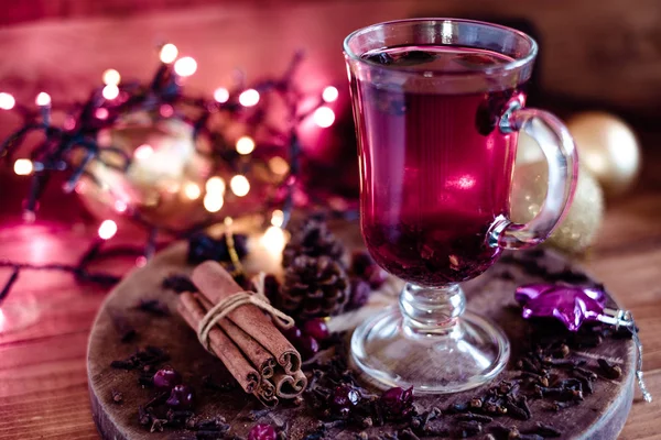 Weihnachten Teetasse Mit Trockenfrüchten Und Zimtstangen Auf Einer Weihnachtsdekoration Hintergrund — Stockfoto