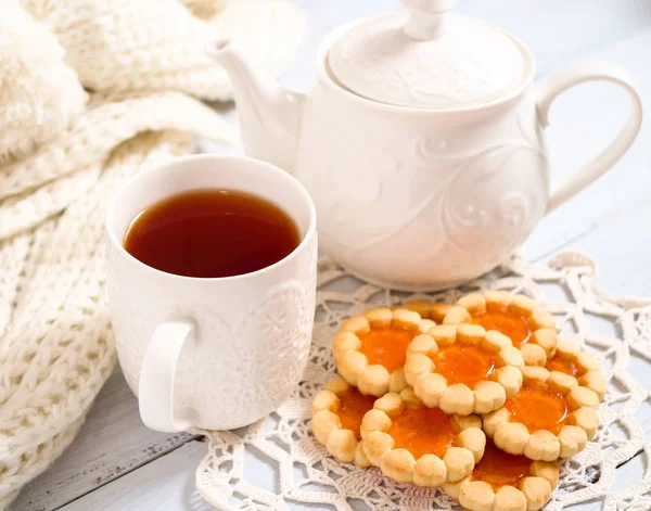 Teekanne Tasse Tee Und Kekse Auf Dem Holztisch — Stockfoto
