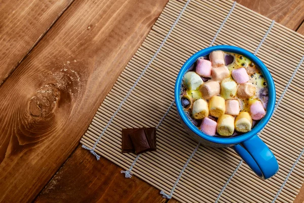 Tasse Kaffee Mit Marshmallows Auf Dem Holz Hintergrund Stockbild