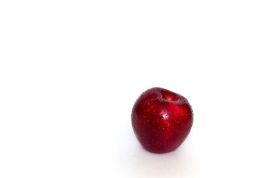 Beyaz bir arka plan üzerinde izole su damlaları içinde kırmızı elma