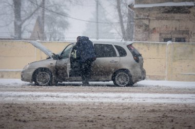 kar yağışı yol kırık araba tamir adam