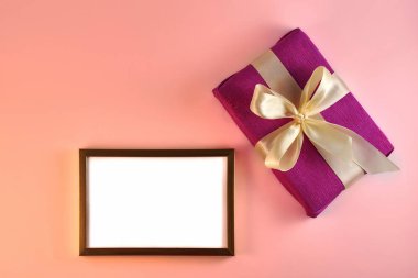 Sevgililer ve doğum günü kartı hediye ve poster üzerinde pembe bir arka plan ile.