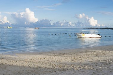 Mauritius Beach, gün batımı ve yat