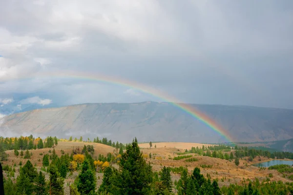 Arcobaleno in montagna dopo la pioggia — Foto Stock
