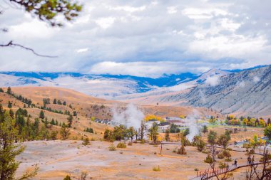 Köyleri, dağlar, bulutlar