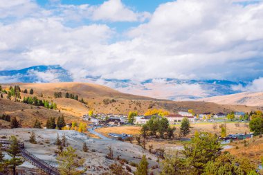 Köyleri, dağlar, bulutlar