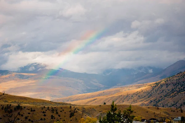 Un arcobaleno apparve nella valle dopo la pioggia . — Foto Stock