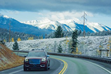 Batı Amerika 'da Snow Mountain otoyolu manzarası