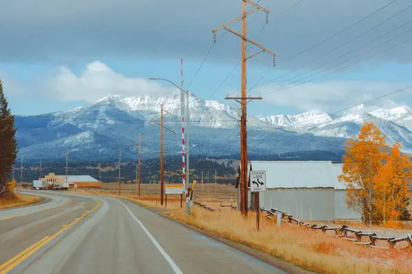 Autunno Highway Scenario in America Occidentale con montagne di neve — Foto Stock