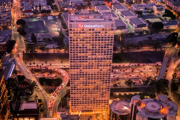 Nachtlandschaft am höchsten Punkt in der Innenstadt von Los Angeles — Stockfoto