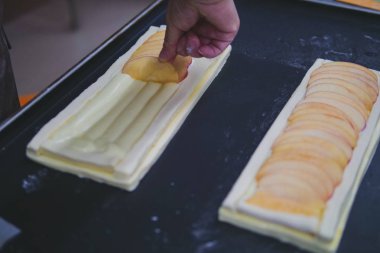 Pişirme kursu, elma gevrek biftek yapılıyor