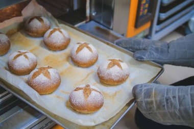 Pişirme kursu, ekmeği fırından çıkarın.