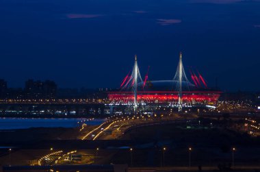 St. Petersburg gece Panoraması. Parlak aydınlatma ile St Petersburg Arena stadyumu. Violet-pembe günbatımı şehri. Büyük şehrin ışıkları. Rusya, St. Petersburg, Lakhta Merkezi, 23 Haziran 2018