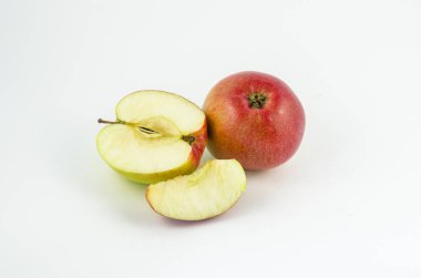 Beyaz bir arka planda sulu kırmızı meyve elma. Sağlıklı bir diyet için yararlı meyve.